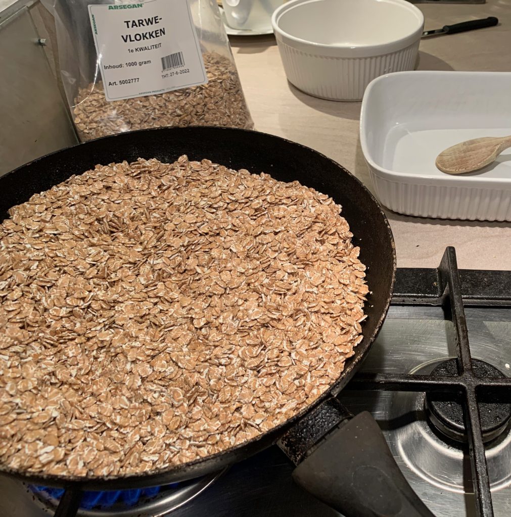 tarwe en mout roosteren in een pan