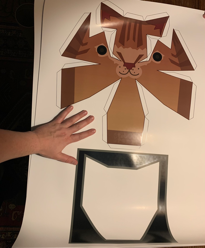 een papercraft HD XL Ceiling Cat in posterformaat